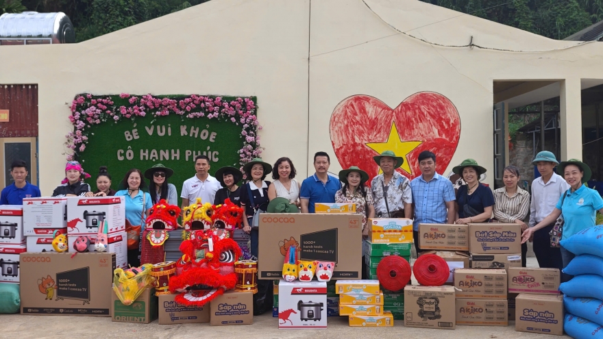 Chia sẻ khó khăn với điểm trường vùng lũ Điện Biên